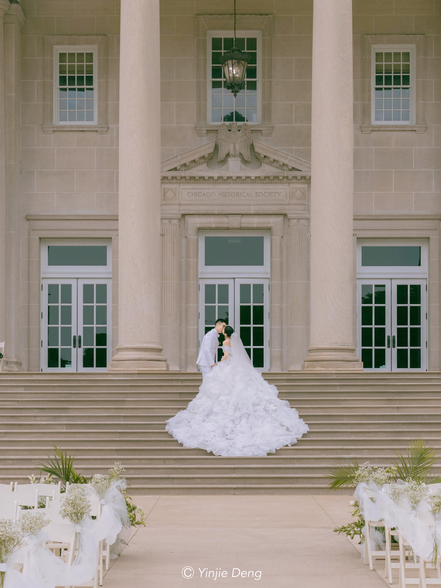 Newlyweds kissing on the steps of the Chicago Historical Society